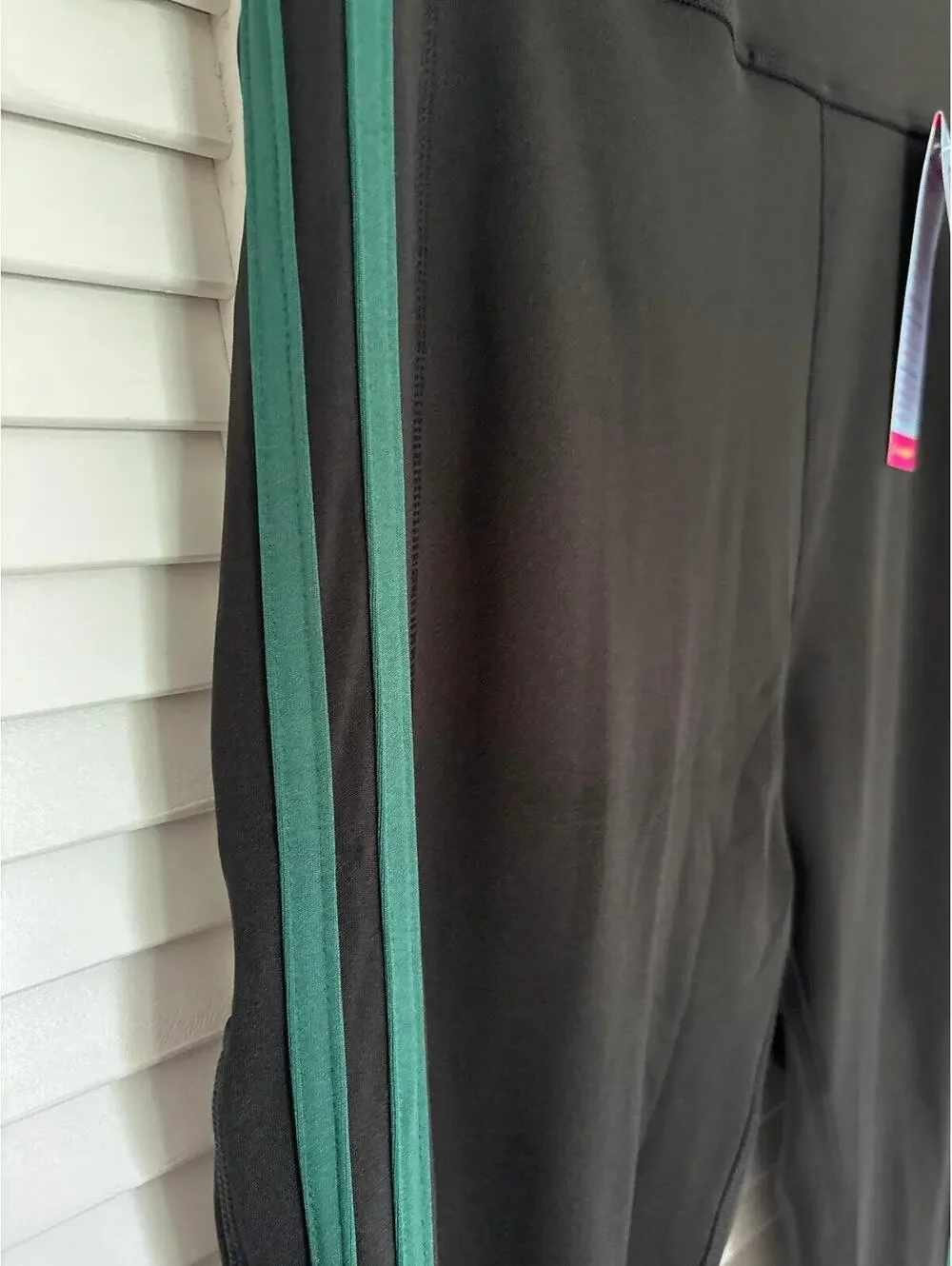 POP Fit Leggings with green side stripes Size Medium